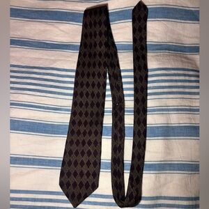 Maroon diamond pattern tie